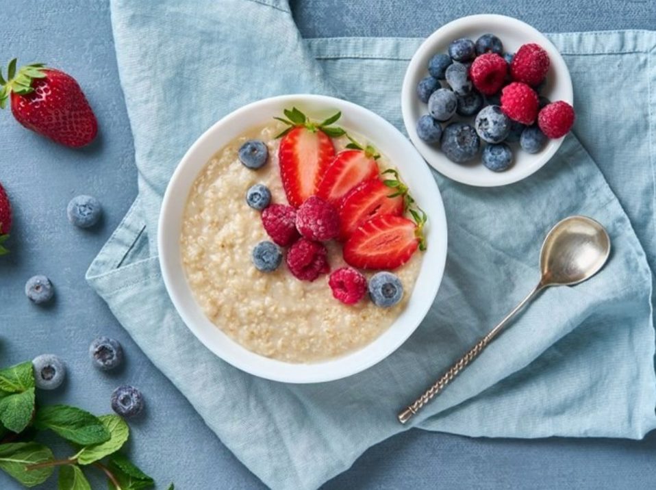 Rolled Oat Porridge with Berries